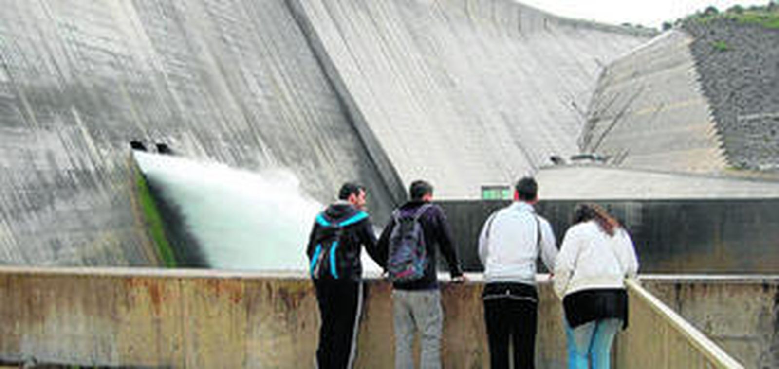 Otro aspecto que les enerva es que el agua embalsada se siga tirando al mar desde el fin de la obra en 2003.