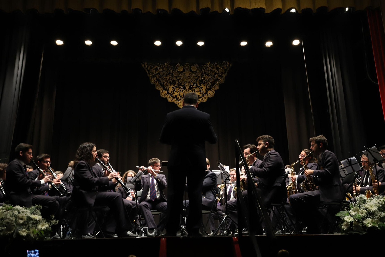 Presentan manto de la Virgen del Amor.