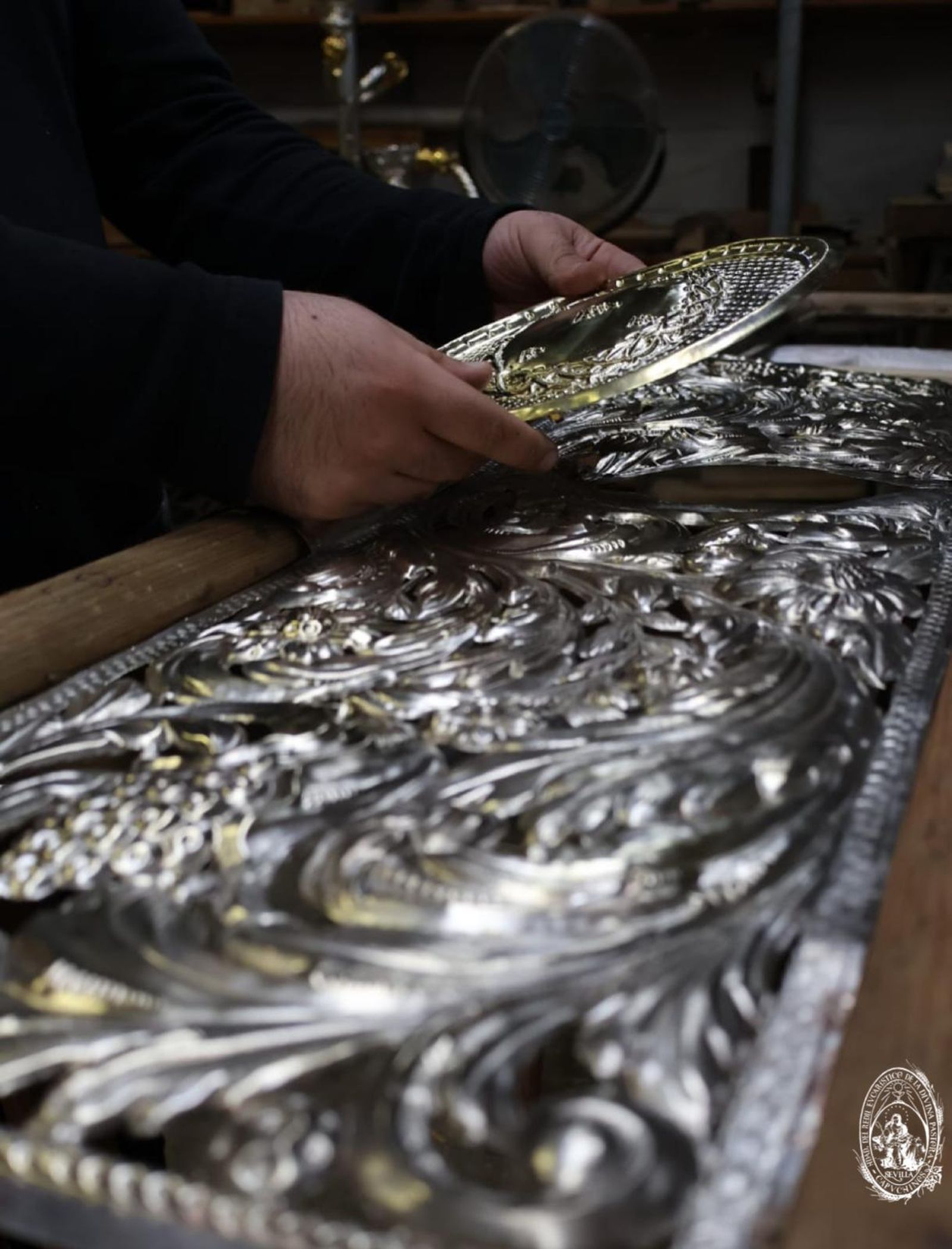 El taller interviniendo el paso de plata de la Pastora