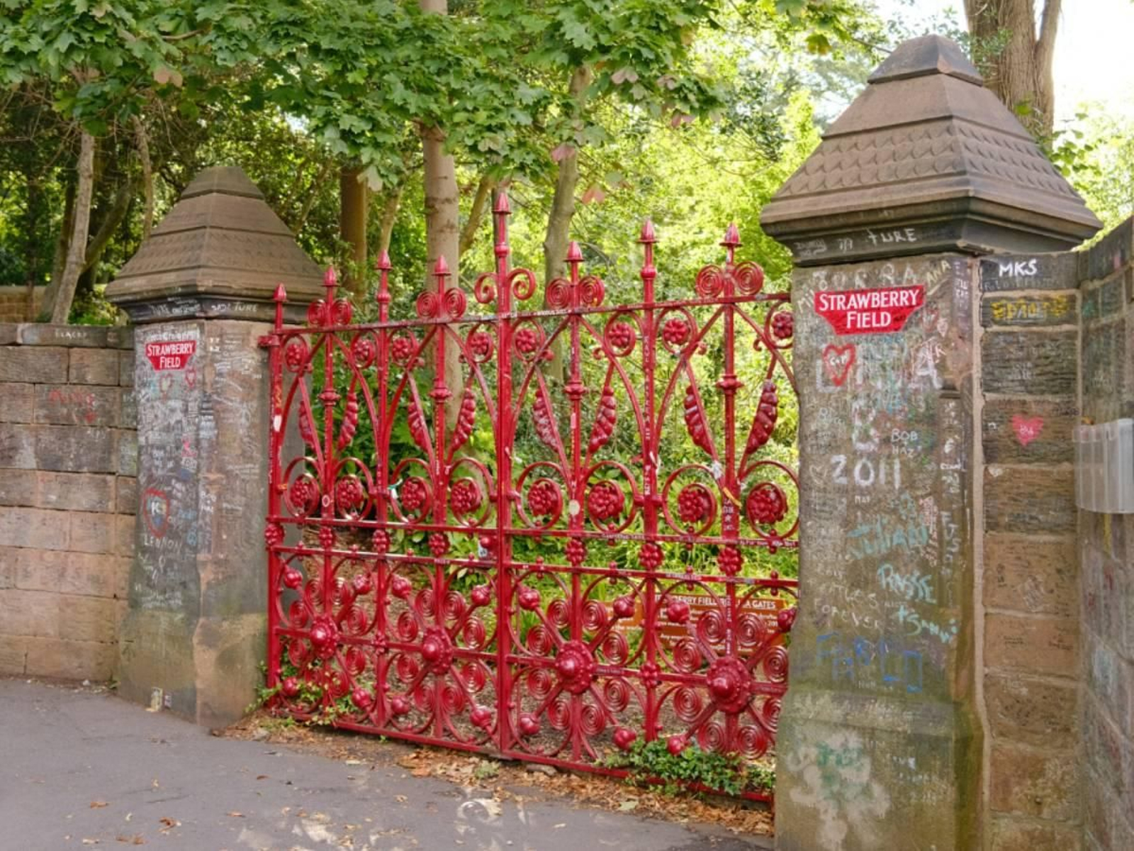Famosa puerta de Strawberry Field en Liverpool.