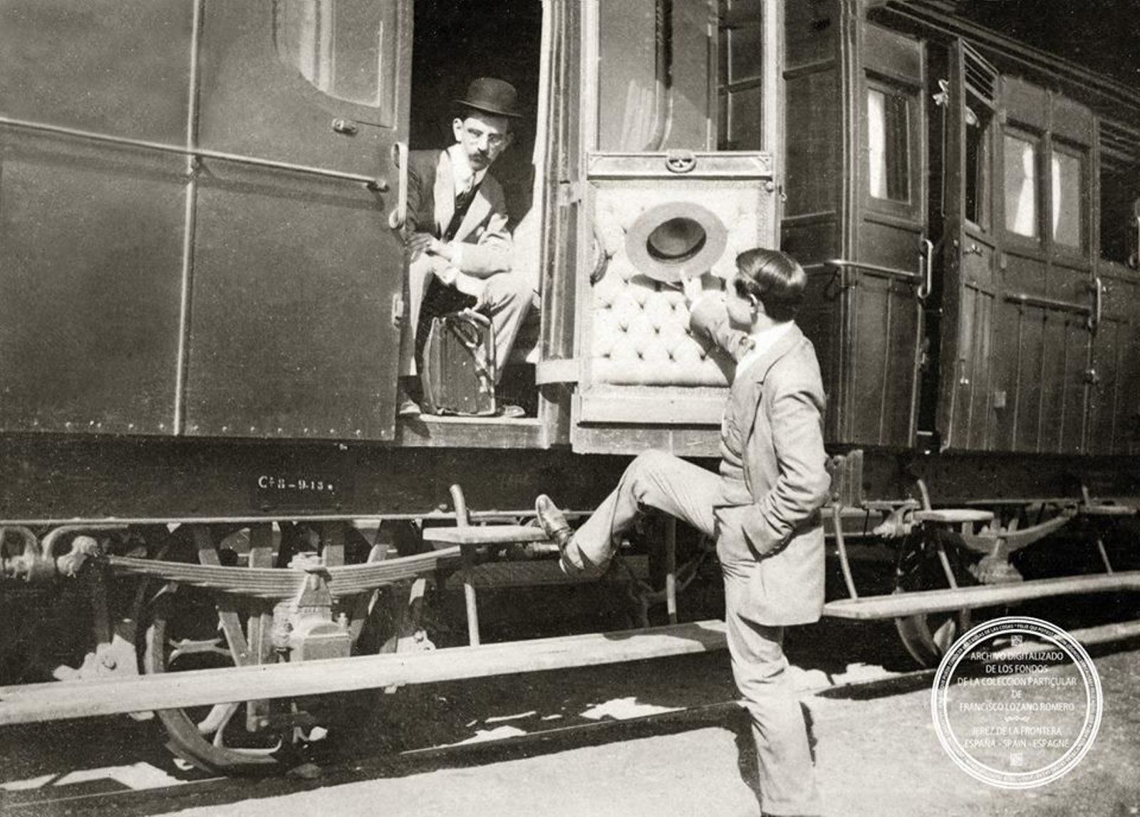 Viajeros en la estación de tren de Jerez, 1913 (colección Francisco Lozano Romero).