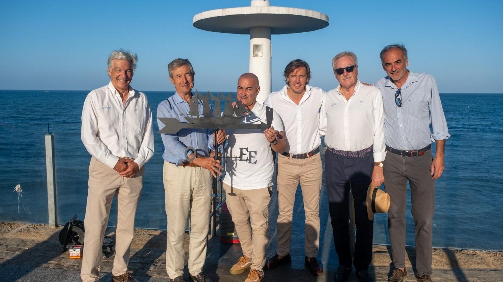 Entrega de la veleta de la Asociación Cádiz con el Elcano al Ayuntamiento.