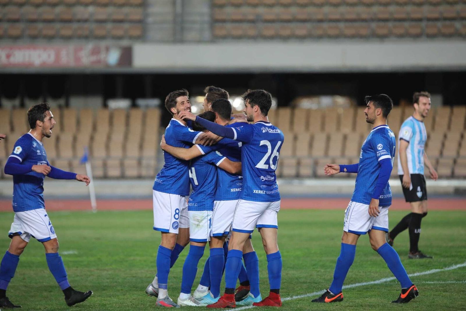 Los jugadores del Xerez DFC celebran uno de los goles a la Lebrijana.
