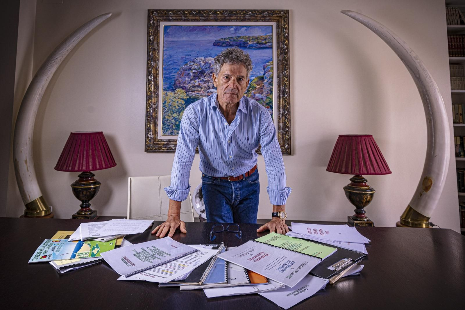 Salvador Moll, en su casa de Aracena, rodeado de documentos sobre el caso Royaltur