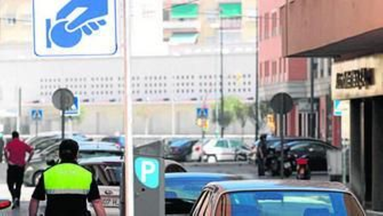 Un empleado del SARE en el entorno del CAC.