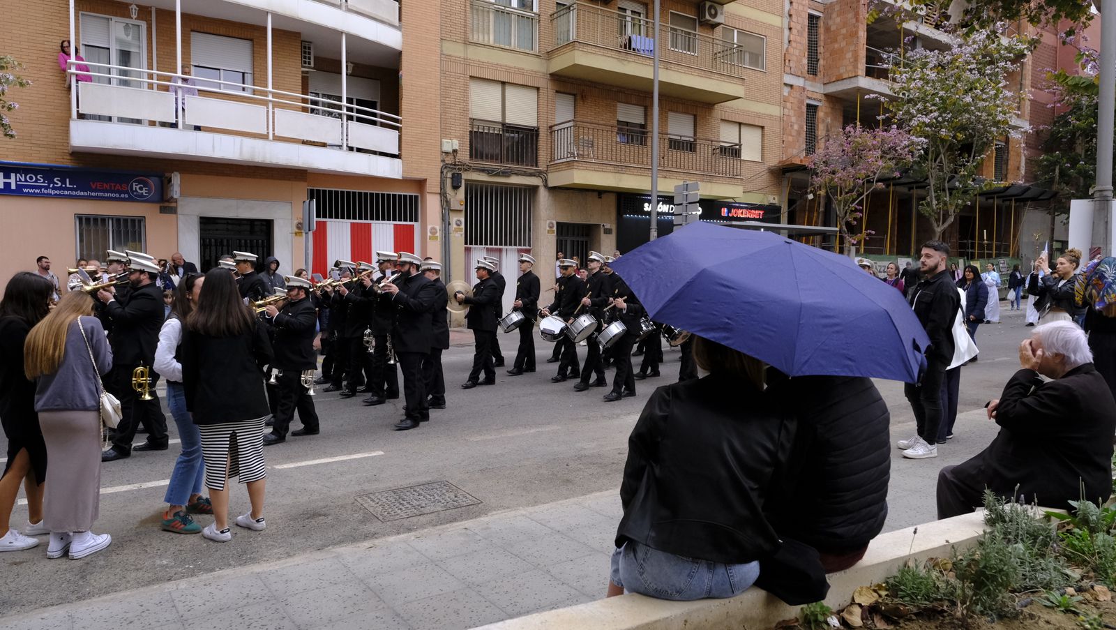 La Procesión de Los Ángeles de sobrepuso a la lluvia, en imágenes