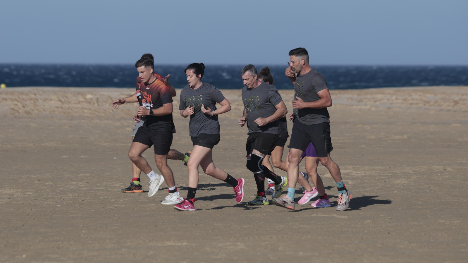 Carrera de obstáculos Adrenaline Race, en la playa de los Lances, en imágenes