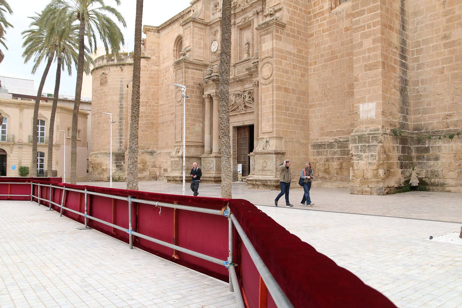 Montaje de la Carrera Oficial para la Semana Santa de Almería