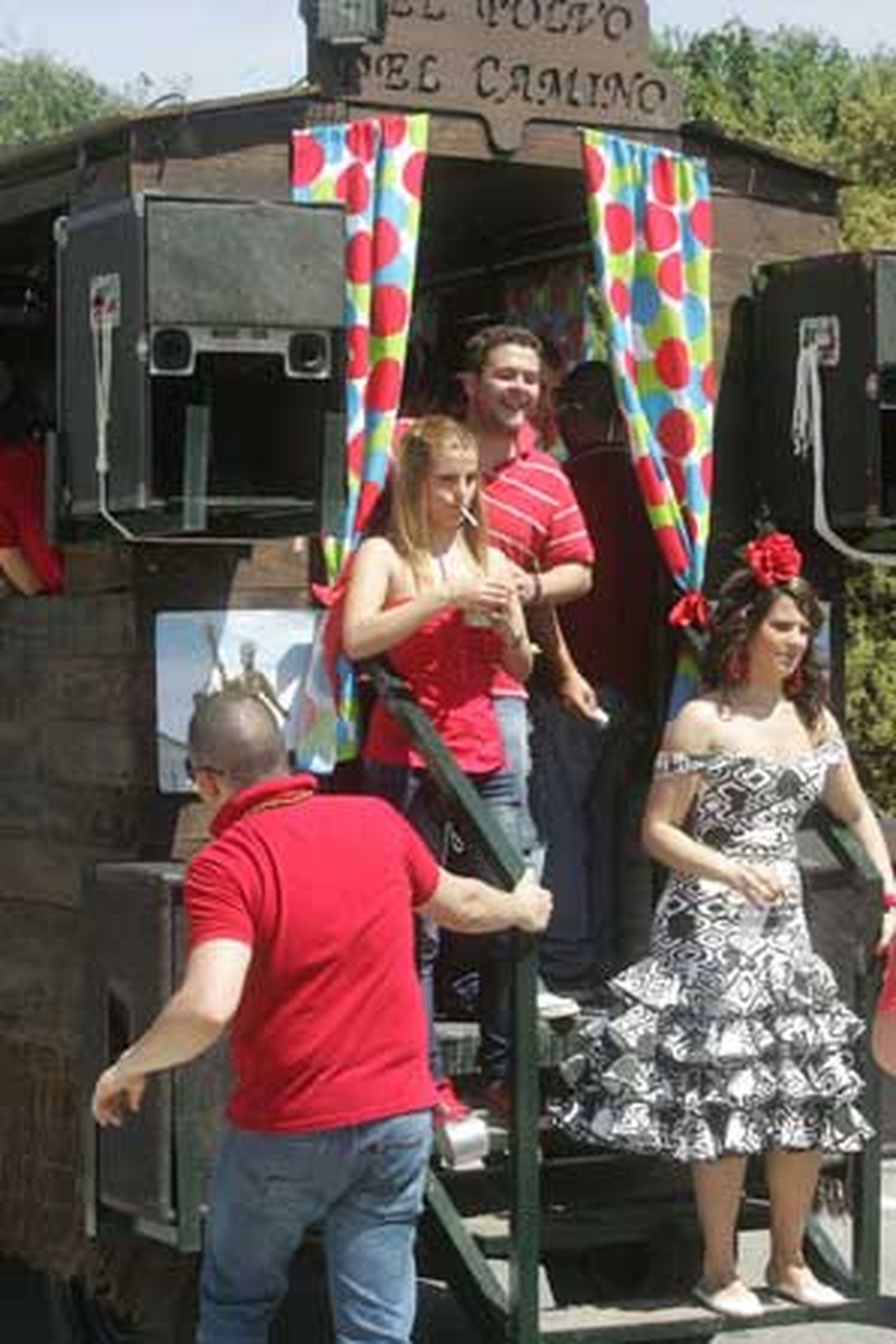 El almuerzo campestre marca la jornada en la Montera del Torero. La hermandad agradece la cada vez mayor afluencia de personas a la misa en honor al patrón./Fotos:José María Quiñones