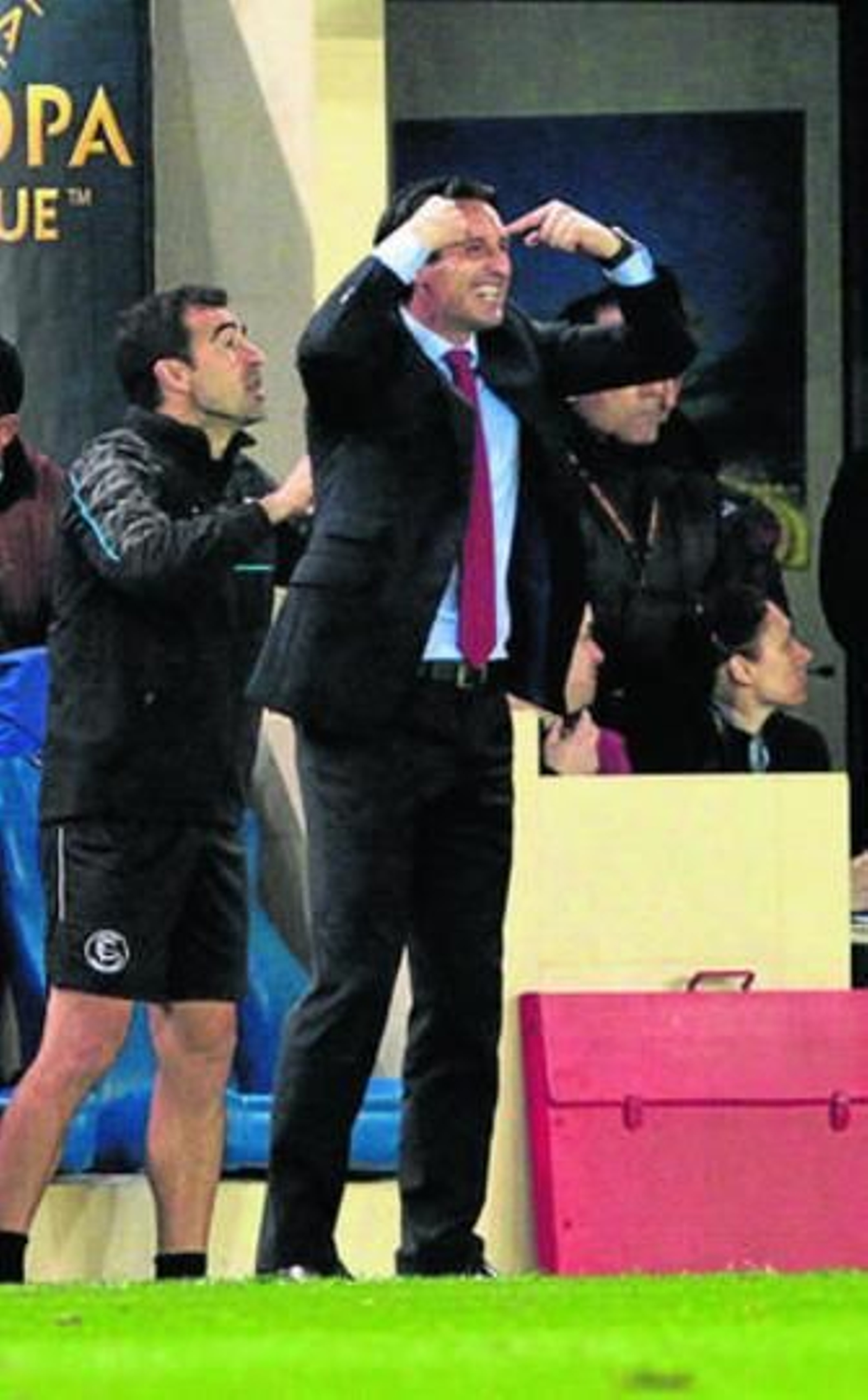 Unai Emery, junto a Juan Carlos Carcedo, les pide cabeza a sus jugadores en El Madrigal.