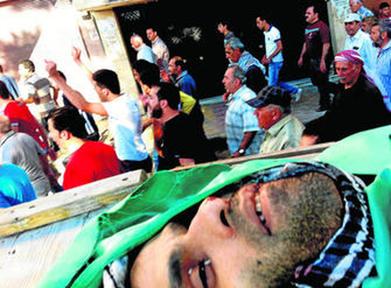 Varios opositores gritan consignas contra el régimen durante el funeral por una de las últimas víctimas de la violencia.