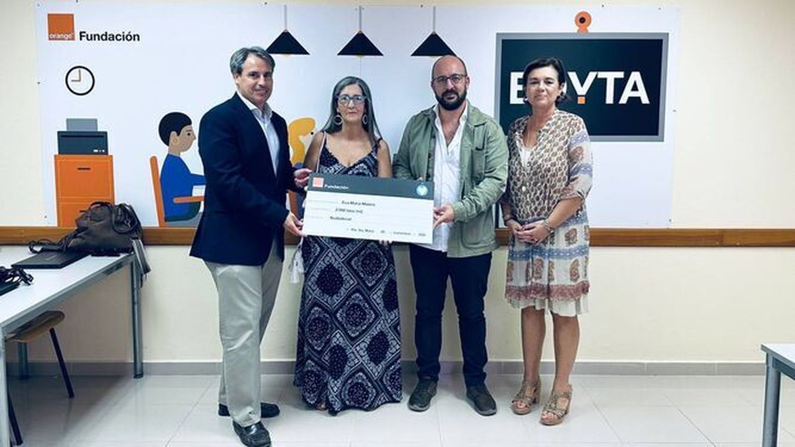 Eva María Mulero (en el centro) ha recogido el premio por la puesta en marcha de la tienda on line 'Nudodecor'.