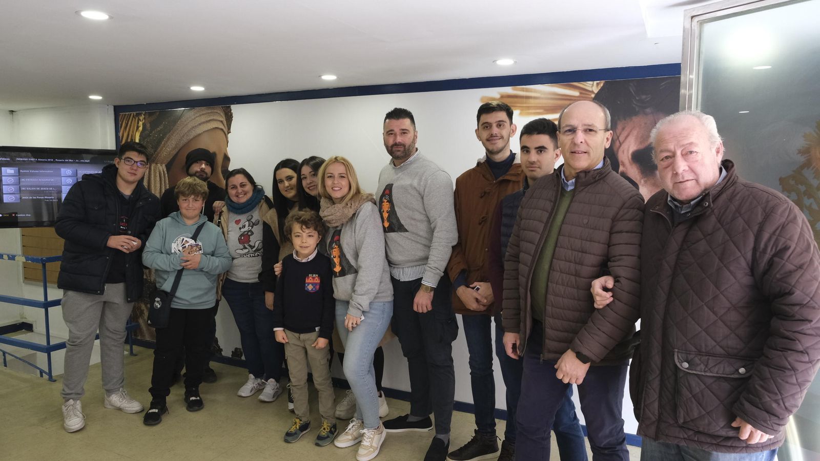 Foto de familia de un grupo de asistentes a la Casa de Hermandad del Rossario del Mar para cambiar los Holy Cards.