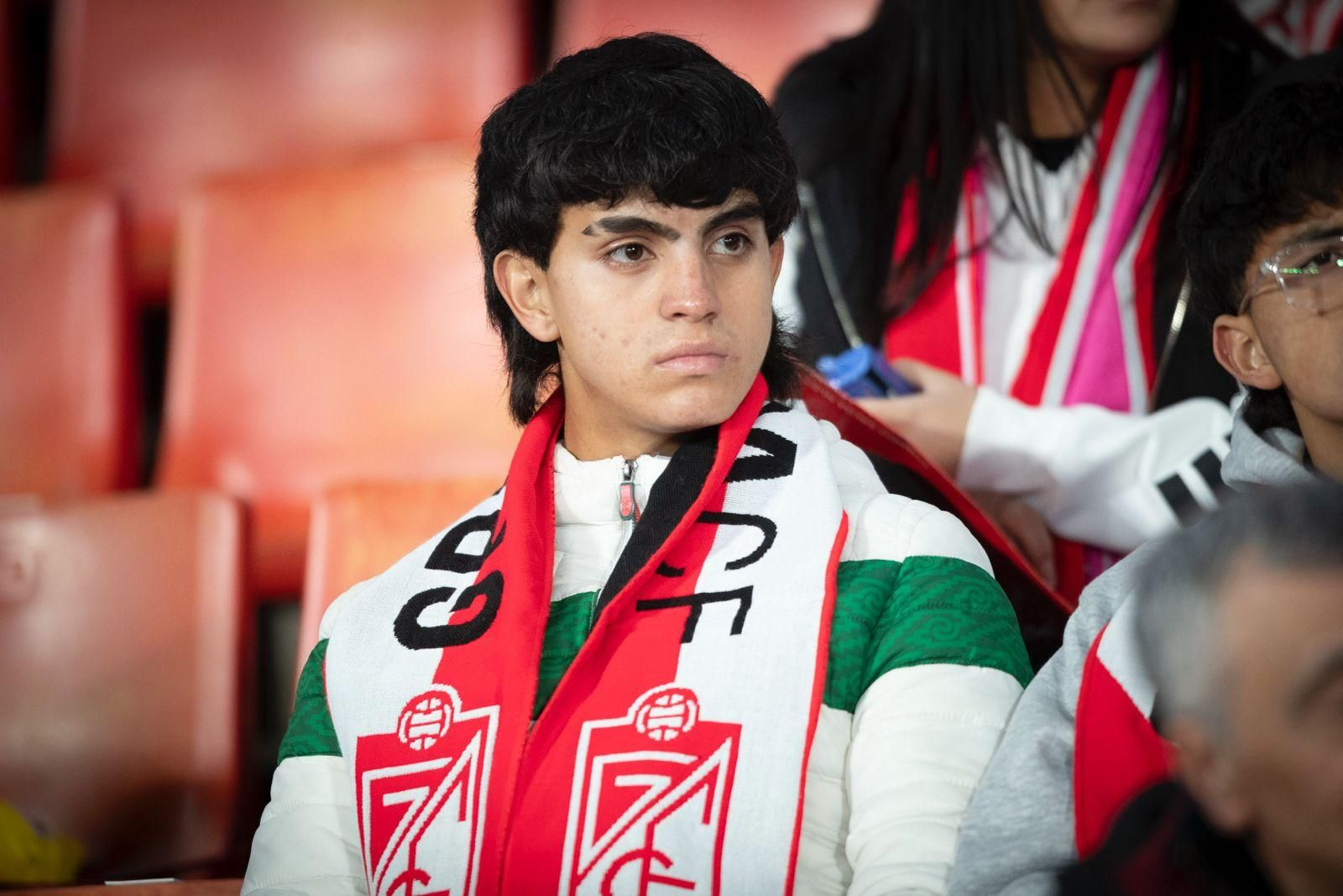 Encuéntrate en la grada de Los Cármenes durante el Granada-Córdoba