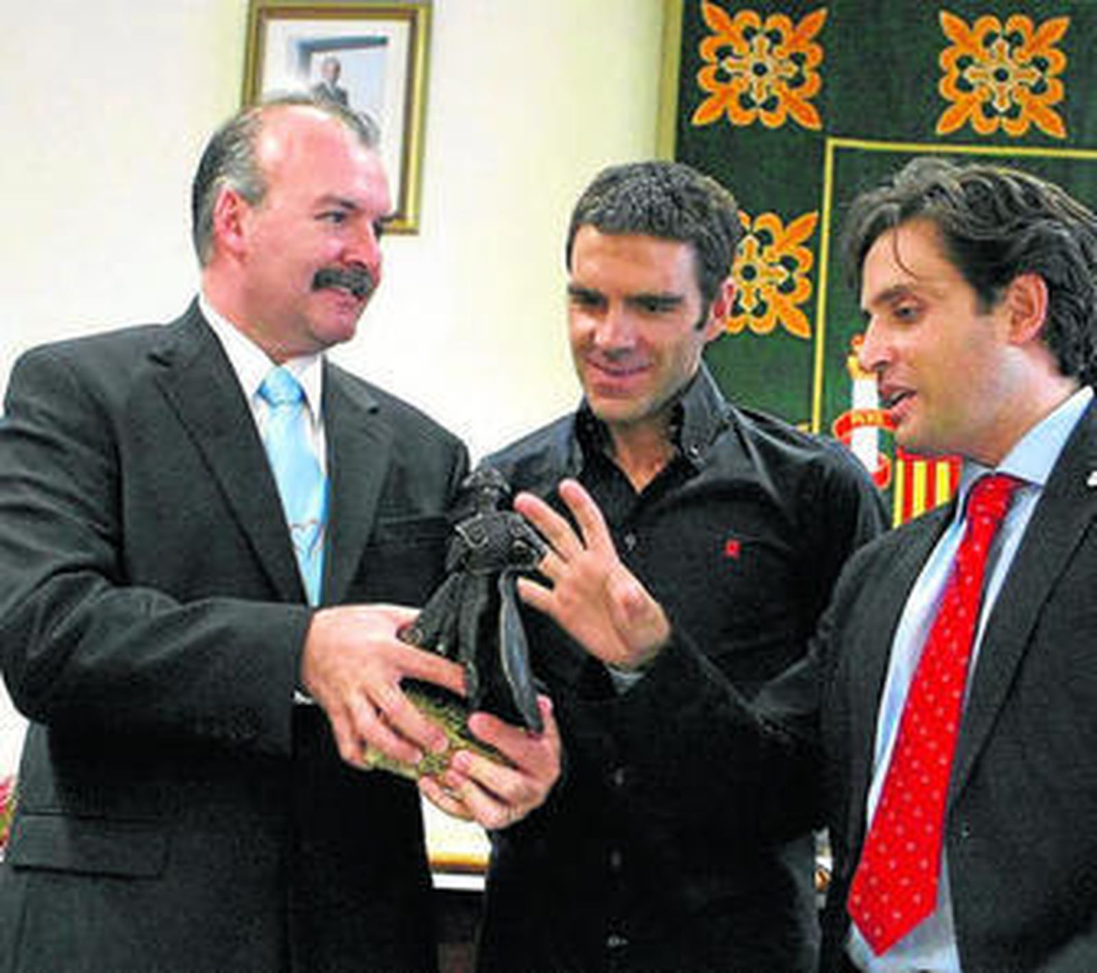 José Tomás, centro, en un homenaje al médico que le salvó la vida.