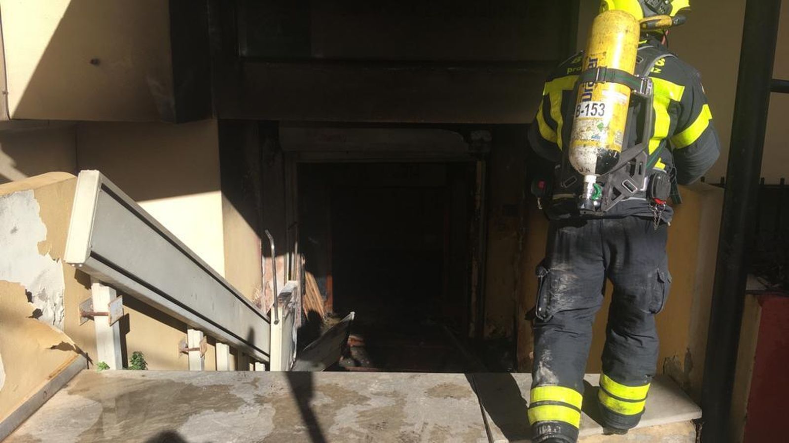 Un bombero accede a los bajos de la Casa del Mar, tras sofocar las llamas.