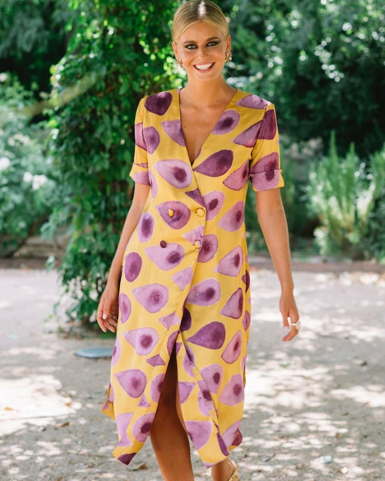 El vestido efecto americana es de la firma Rental Mode. Los colores mostaza combinados con morados y tonos fresa son tendencia esta temporada primavera-verano 2019.