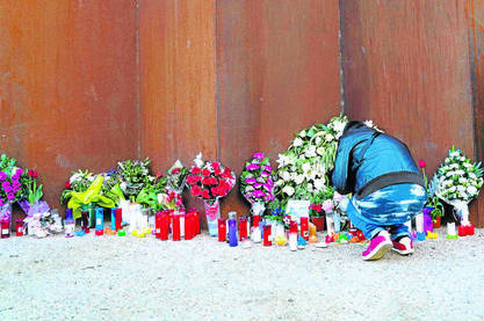 Flores y velas por las gemelas de Sallent (Barcelona).
