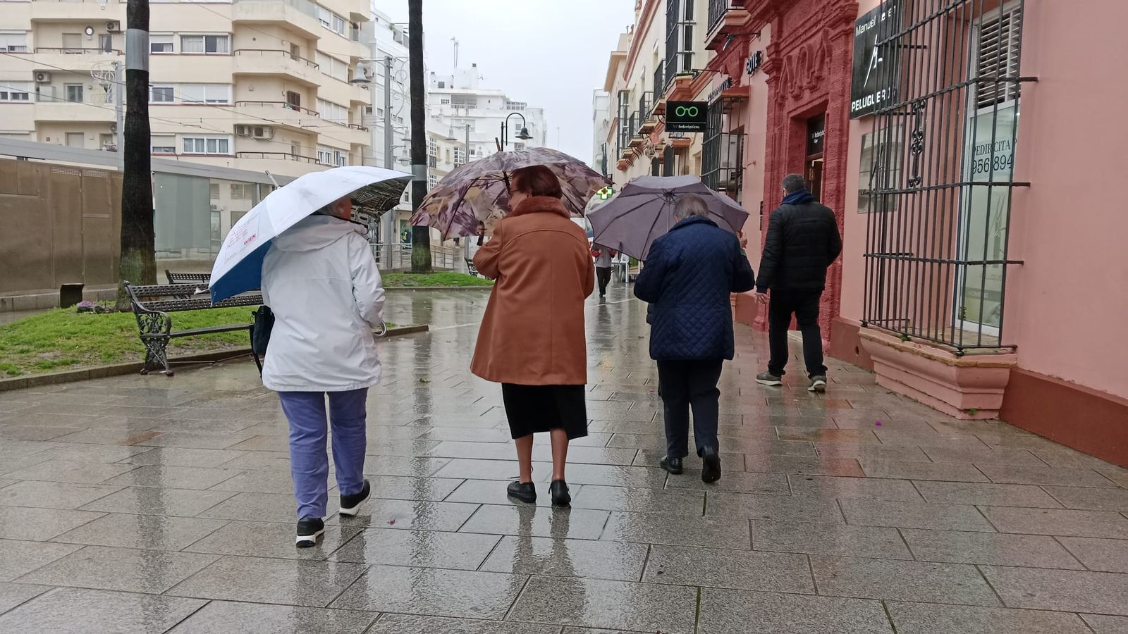 Varias personas con paraguas por la calle Real, en una imagen de la semana pasada