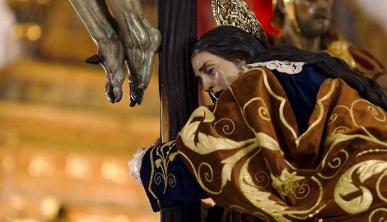 María Magdalena, a los pies del Cristo del Buen Fin