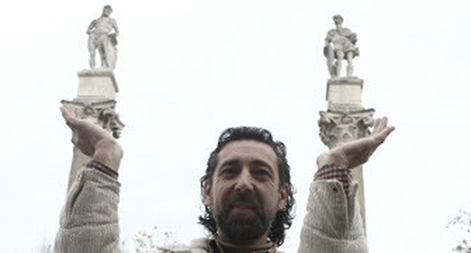 Antonio Rueda Román simula que sostiene las estatuas de Hércules y César que presiden la Alameda. / José Ángel García