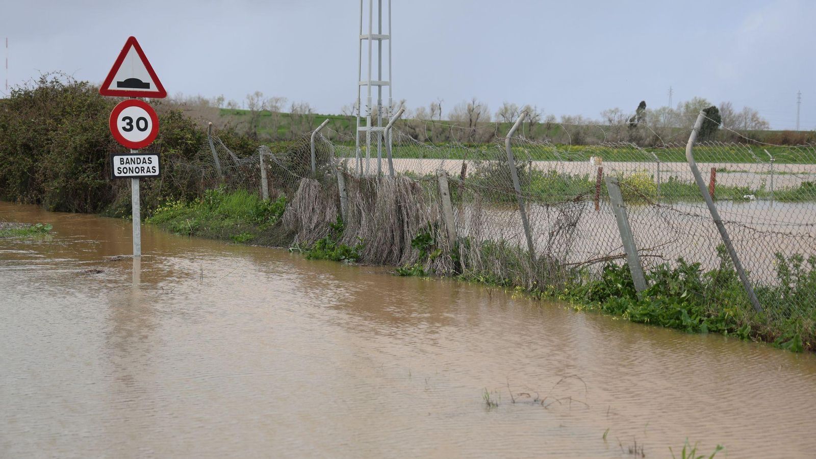 La carretera de La Ribera cortada este sábado por estar inundada.