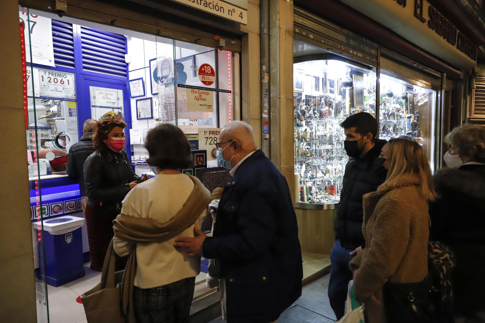 Lotería de Navidad en Granada: Colas y mucha ilusión para comprar el décimo de última hora