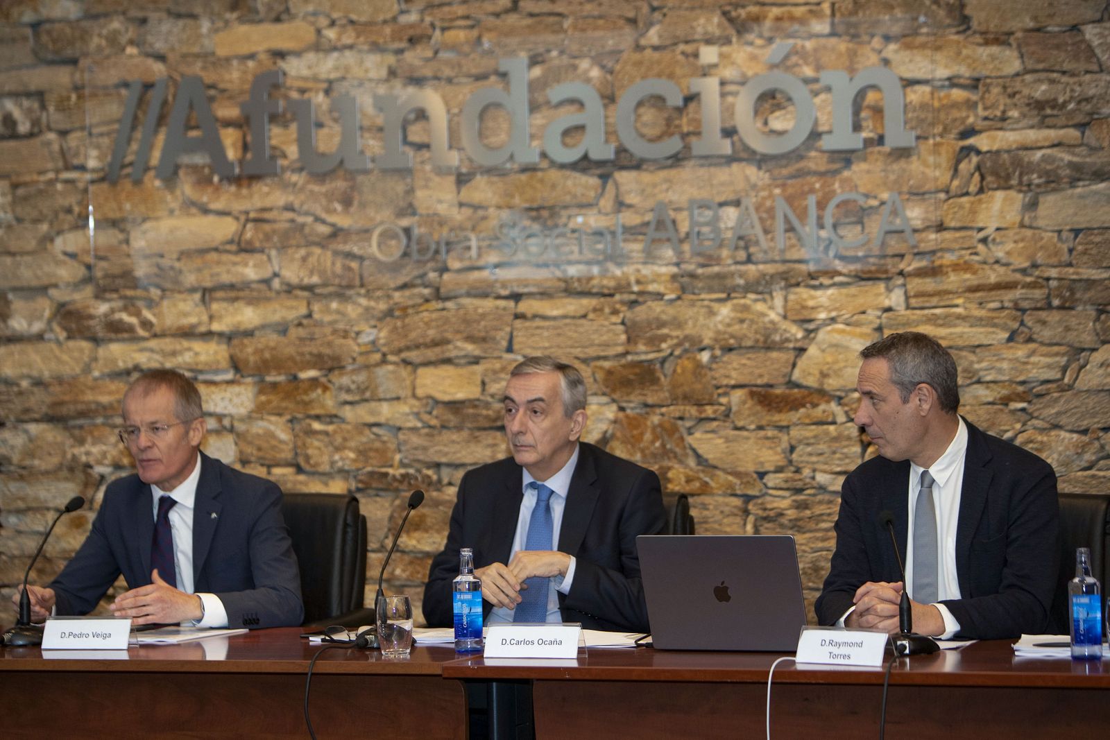 El director general de Funcas (Fundación de las Cajas de Ahorros), Carlos Ocaña, en el centro; su director de Coyuntura y Estadística, Raymond Torres, a la derecha, y el director general de Planificación Estratégica de Abanca, Pedro Veiga, presentan las previsiones económicas de las comunidades autónomas para 2023 este lunes en Vigo.