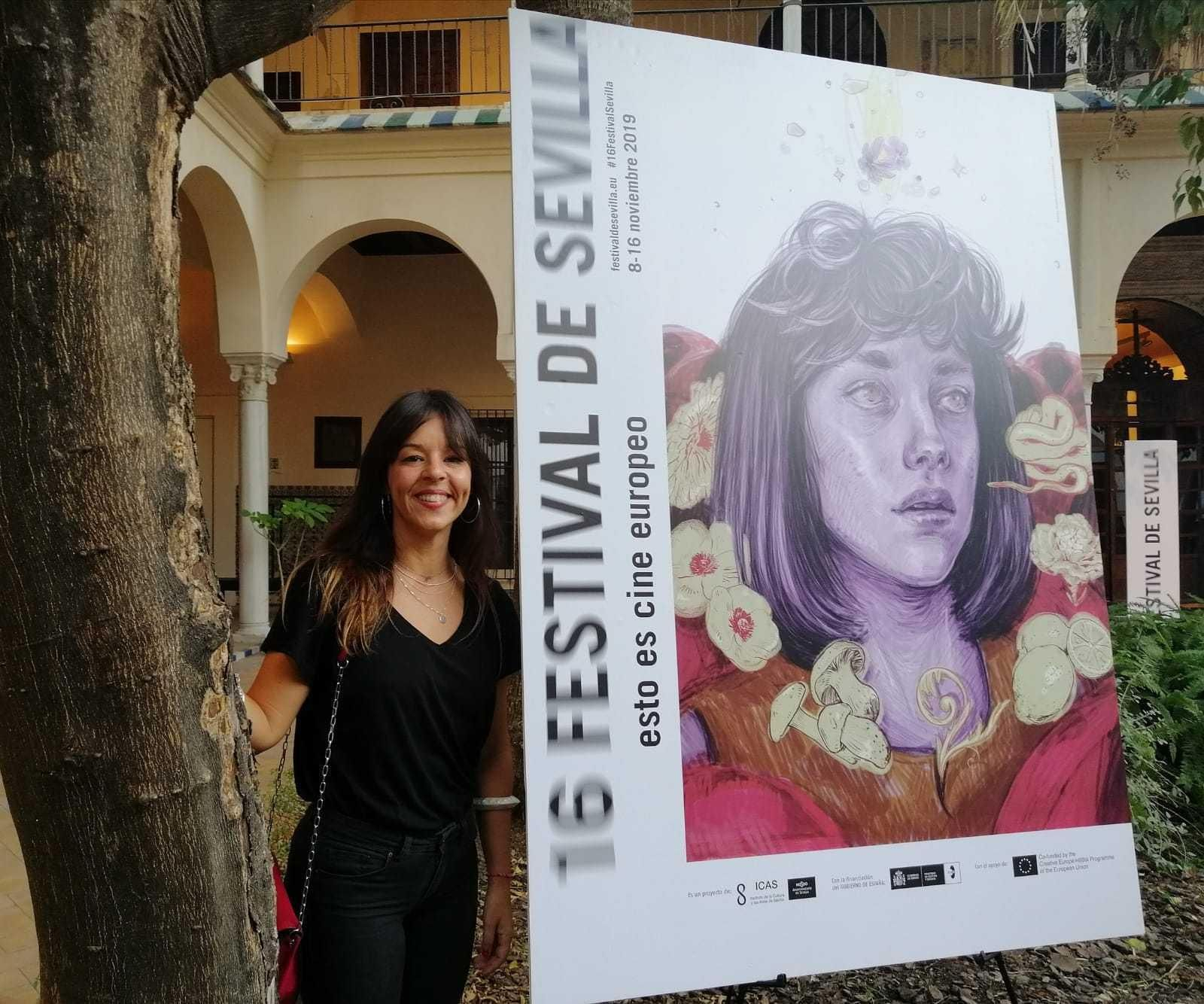 Ana Langeheldt, junto a su cartel para la próxima edición del Festival de Cine de Sevilla.