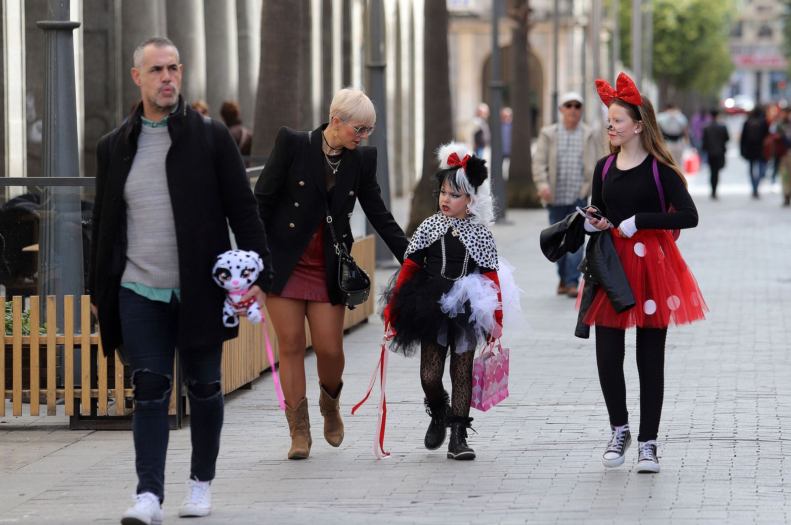 Imágenes del ambiente en la mañana de carnaval en Huelva
