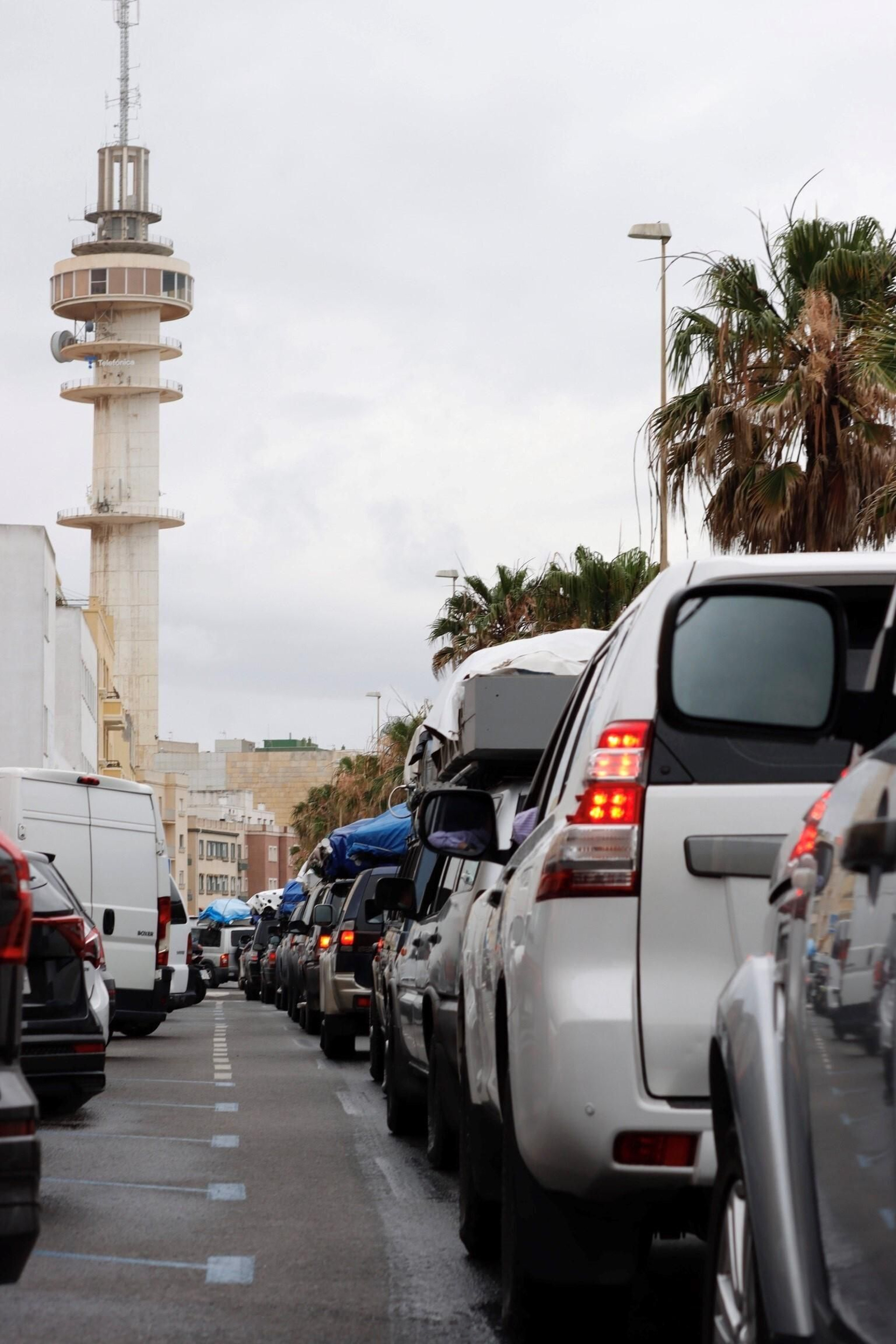 La salida de la hermandad del Rocío de Cádiz, en imágenes