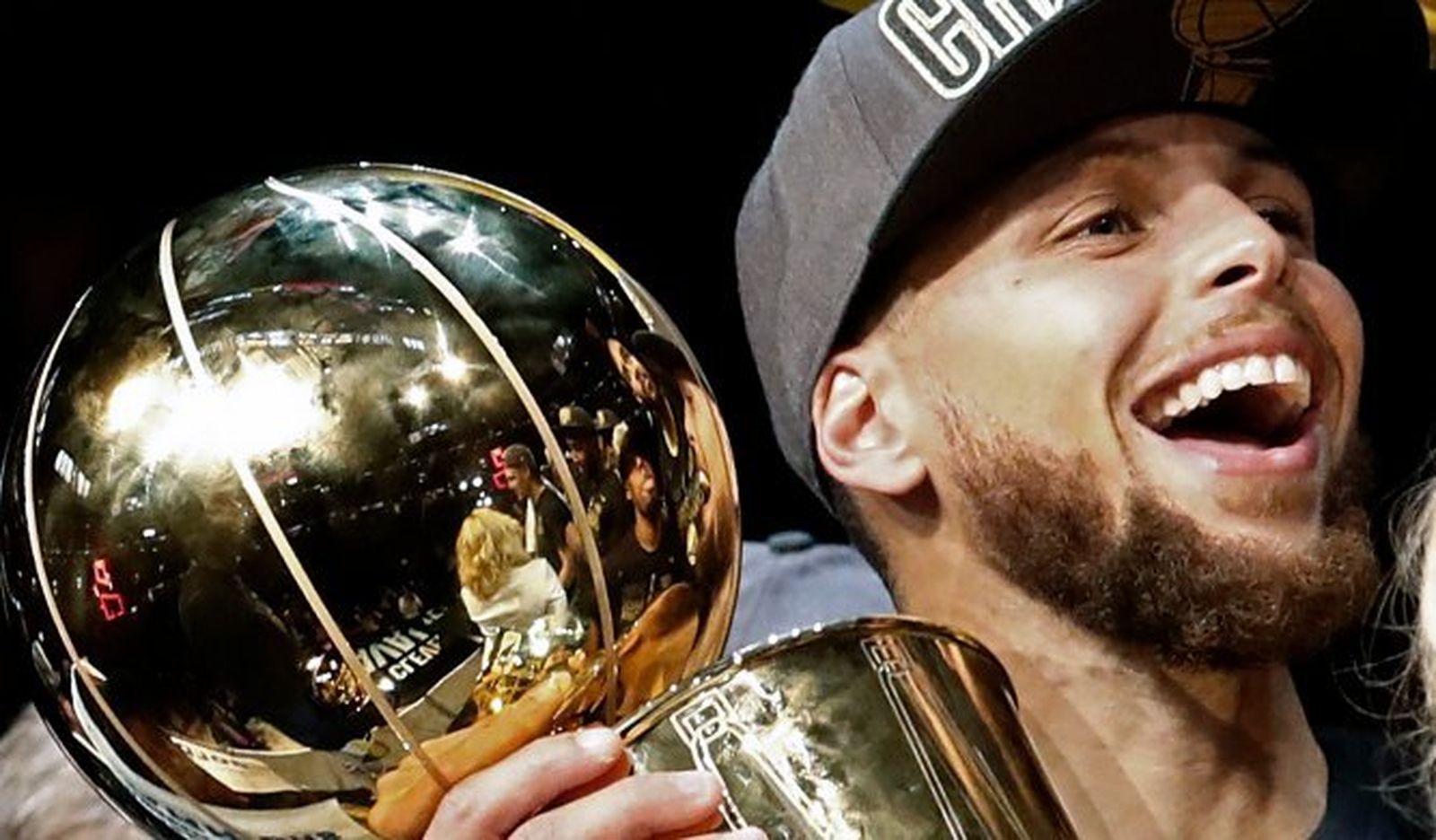 Curry sostiene el trofeo.