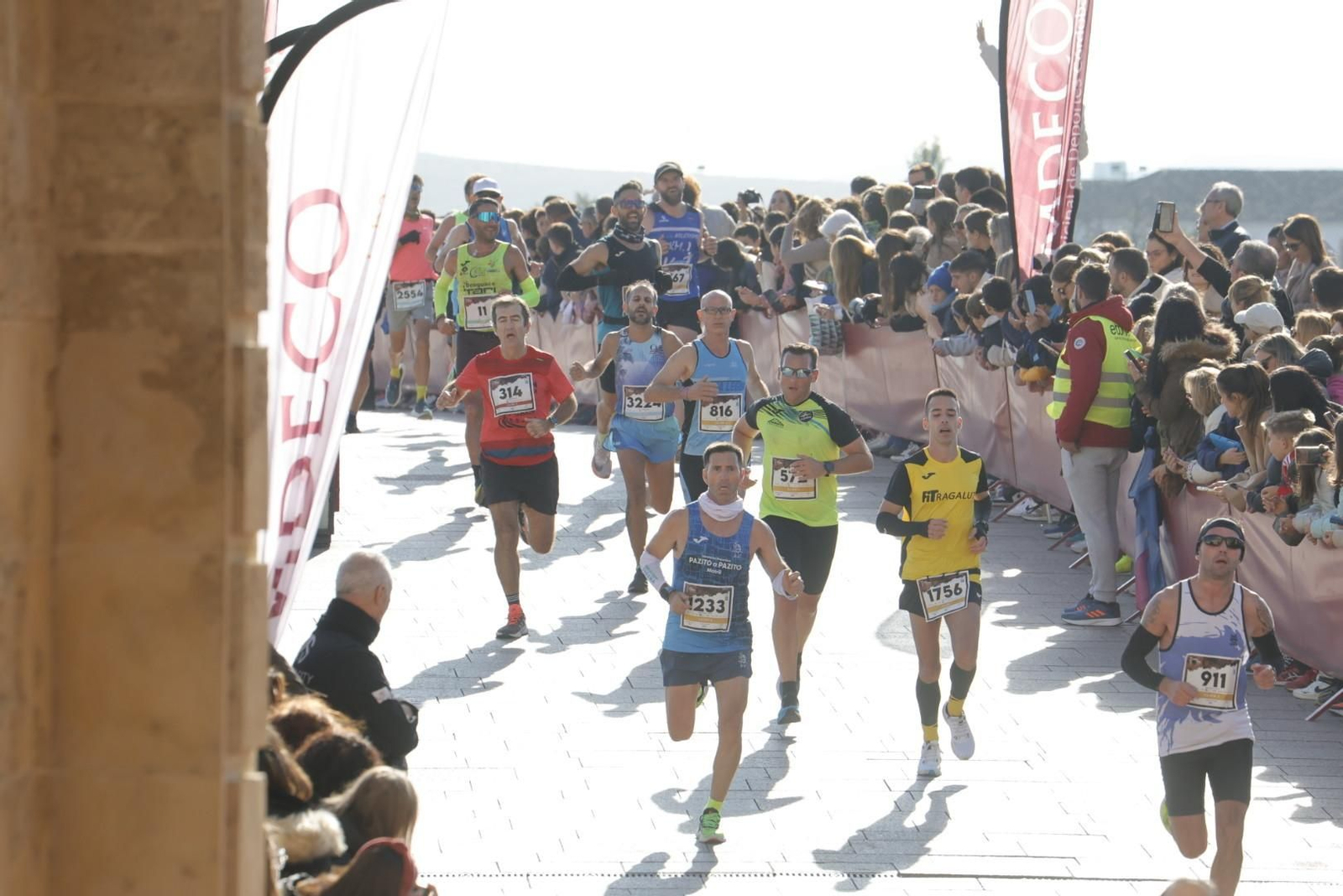 Media Maratón de Córdoba 2023: La gloria de cruzar la Puerta del Puente, en imágenes