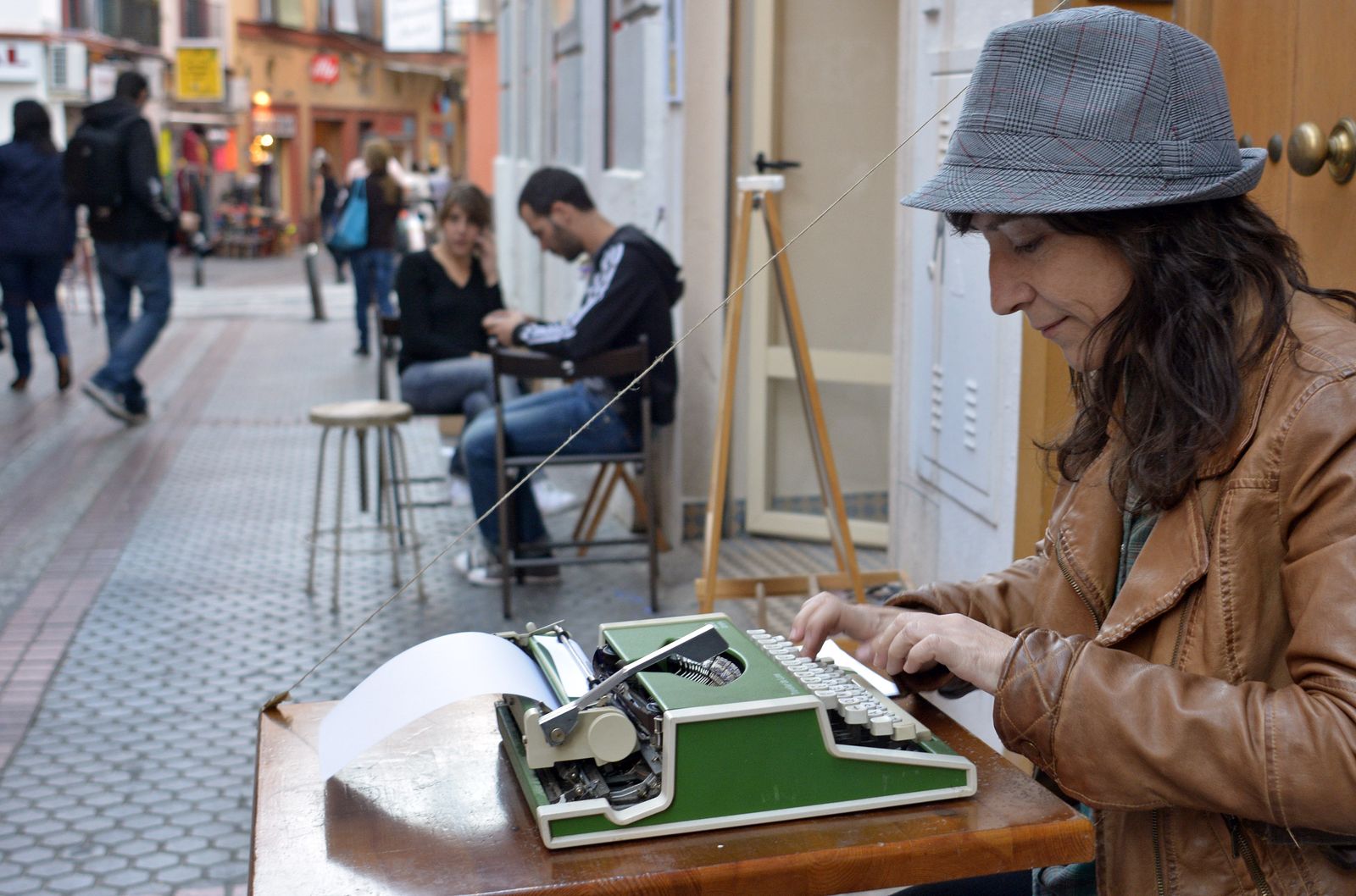Imagen de archivo de una mujer escribiendo al aire libre.