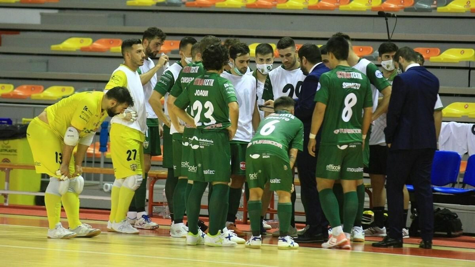 Josan González marca una jugada en un tiempo muerto del partido ante el Jimbee Cartagena.