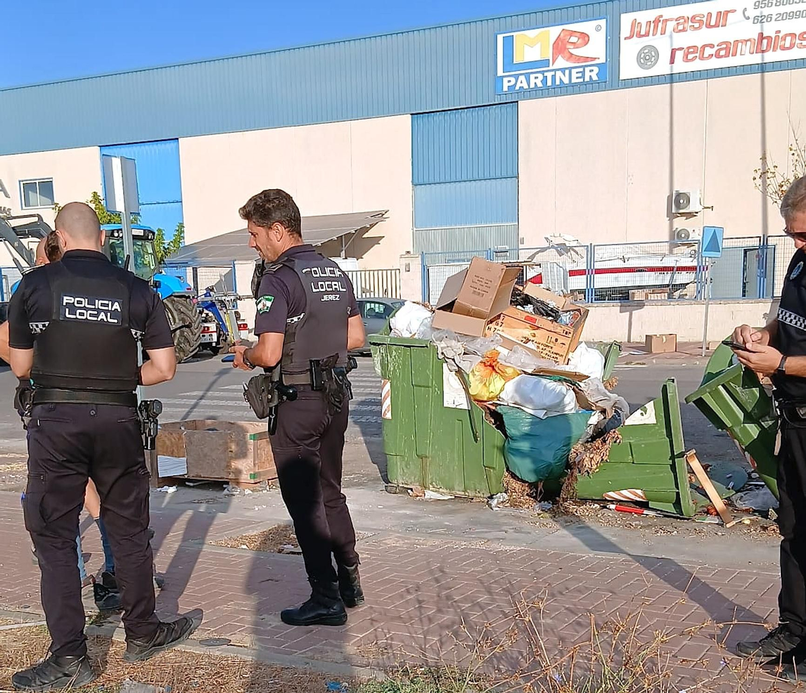 Agentes de la Policía Local junto a vertidos de residuos en un polígono industrial de Jerez.