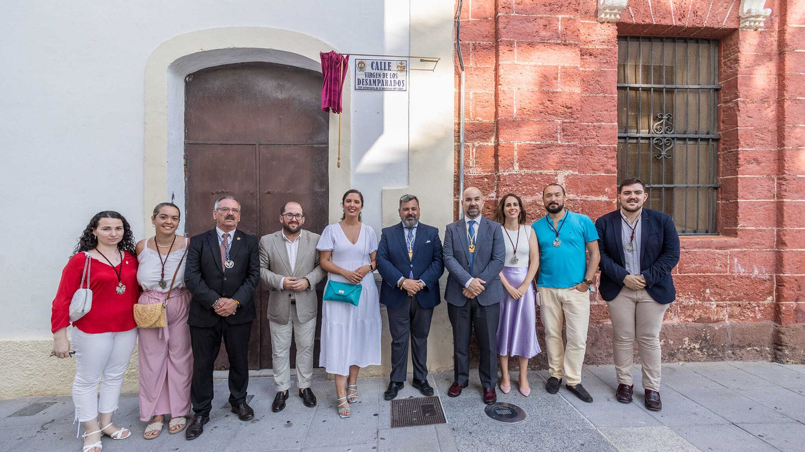 Foto de familia realizada tras descubrirse el rótulo de los Desamparados en San Fernando.