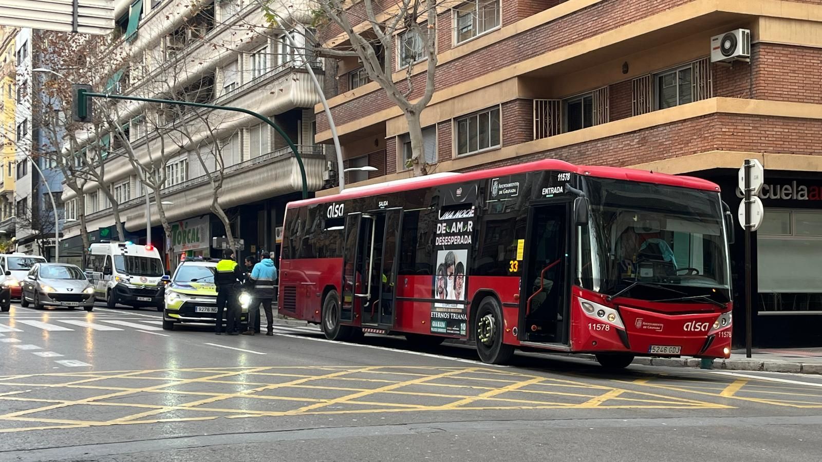Efectivos de la Policia Local de Granada junto al autobús accidentado
