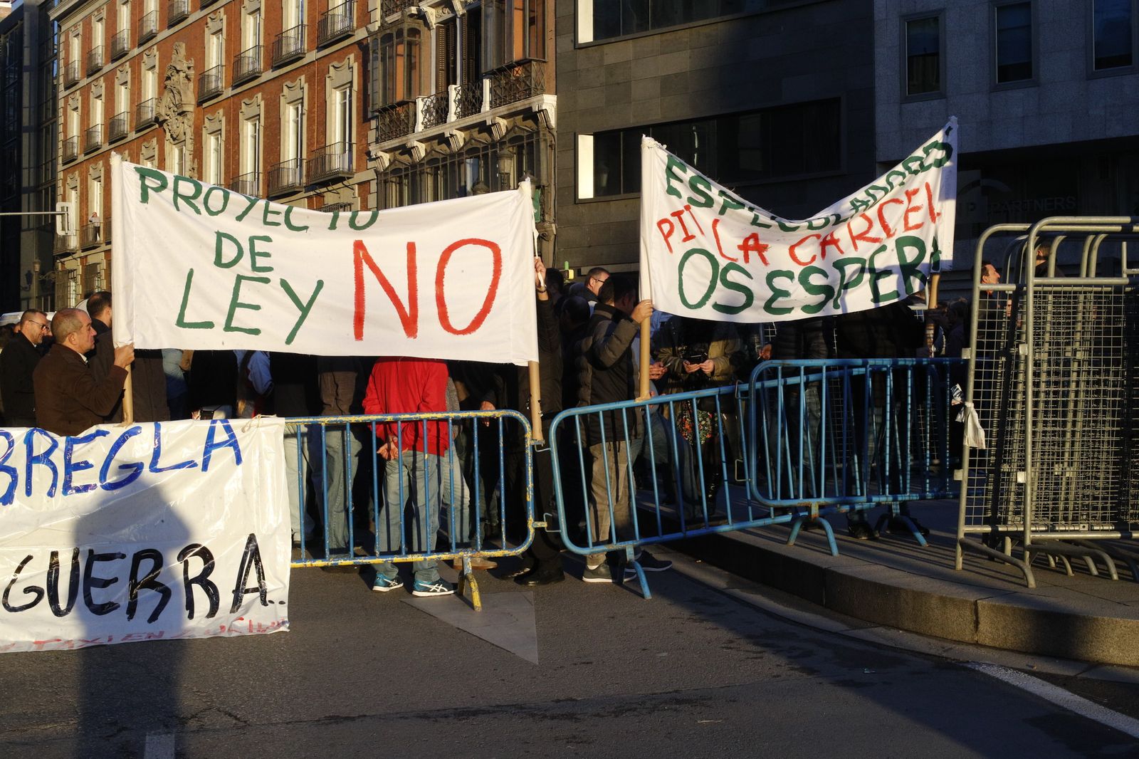 Taxistas concentrados ante el Congreso