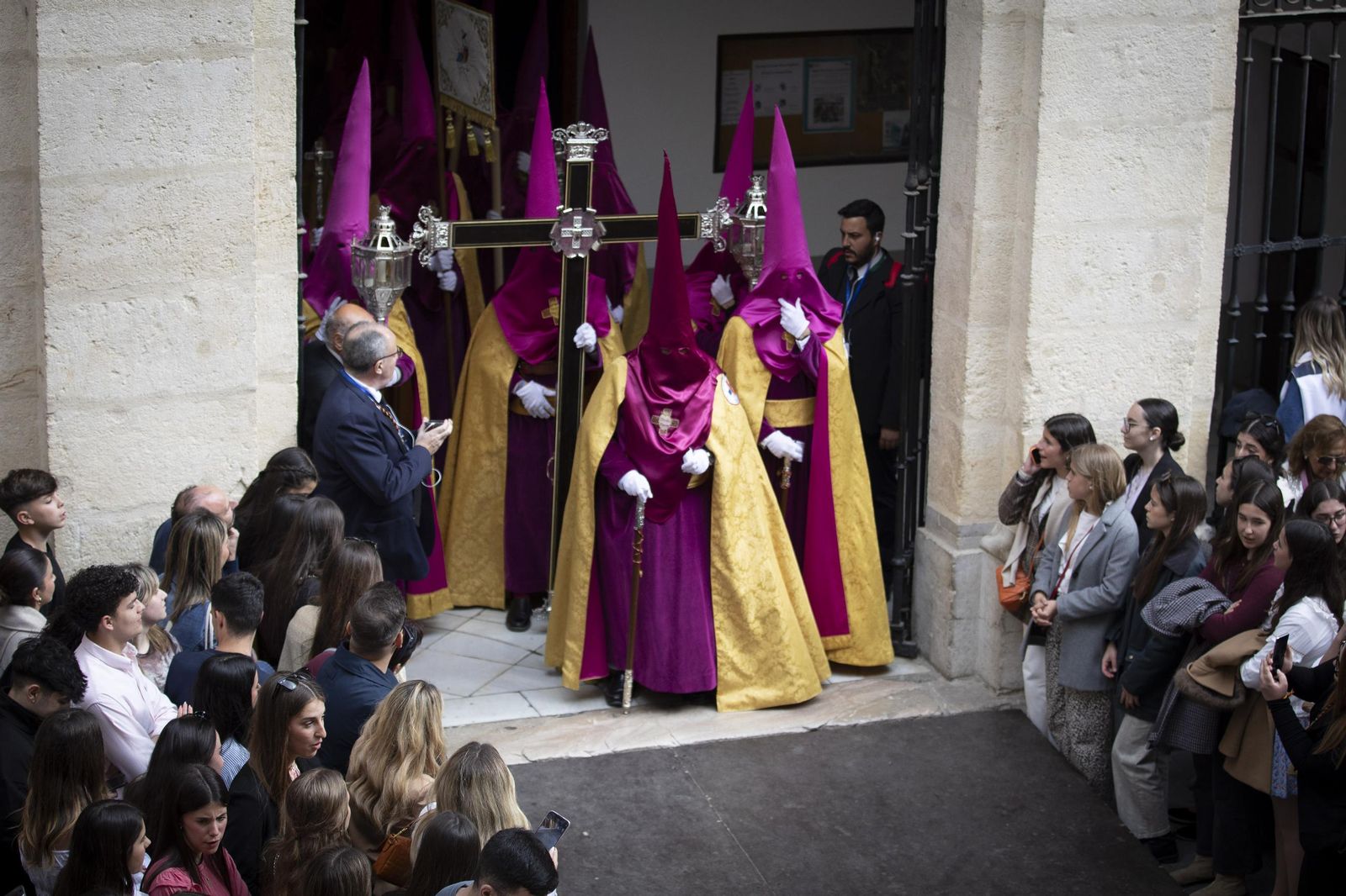 Así vivió Granada la salida de la centenaria Cofradía del Rescate 2025