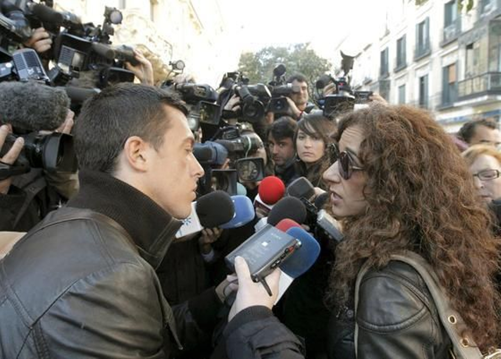 La cantante Rosario Flores llega a la capilla. / EFE