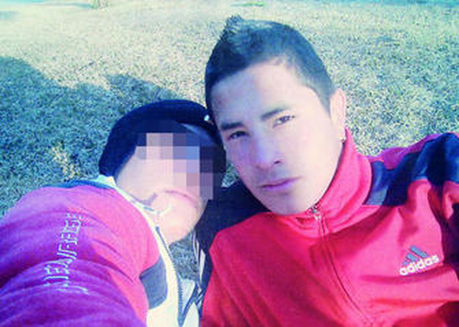 Juan Fernando Martínez, a la derecha, junto a un amigo.