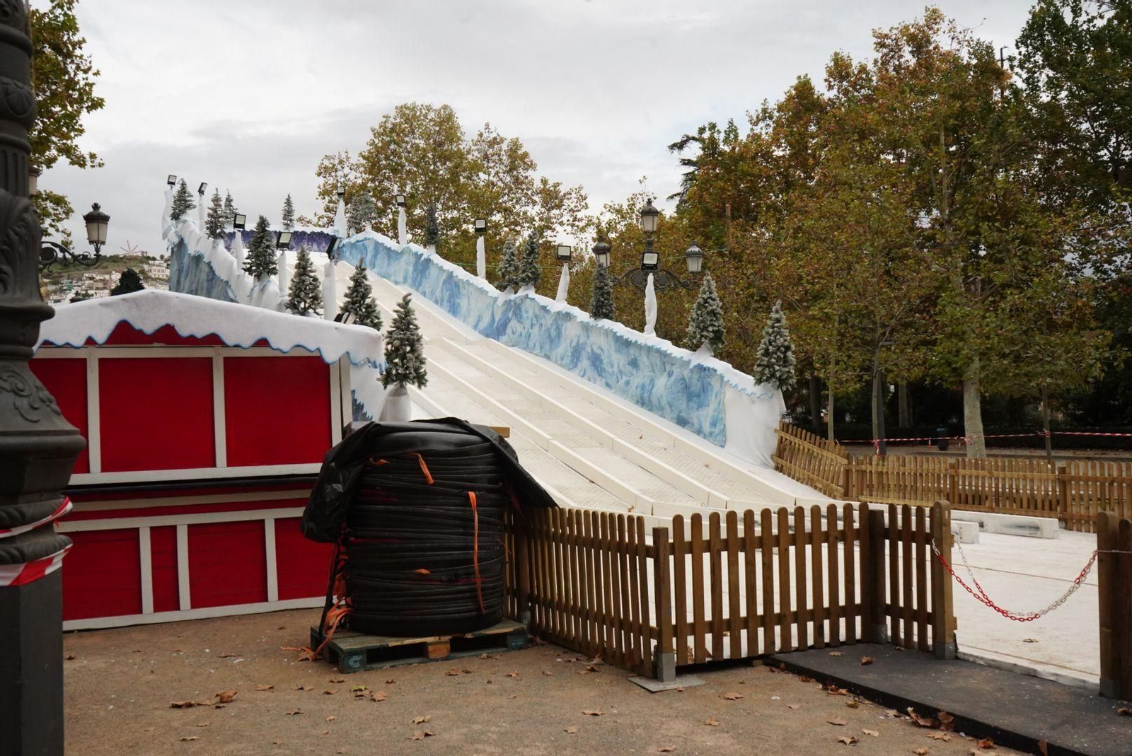 Imágenes: El 'poblado de Navidad' del Paseo del Salón, casi listo para llenarse de niños