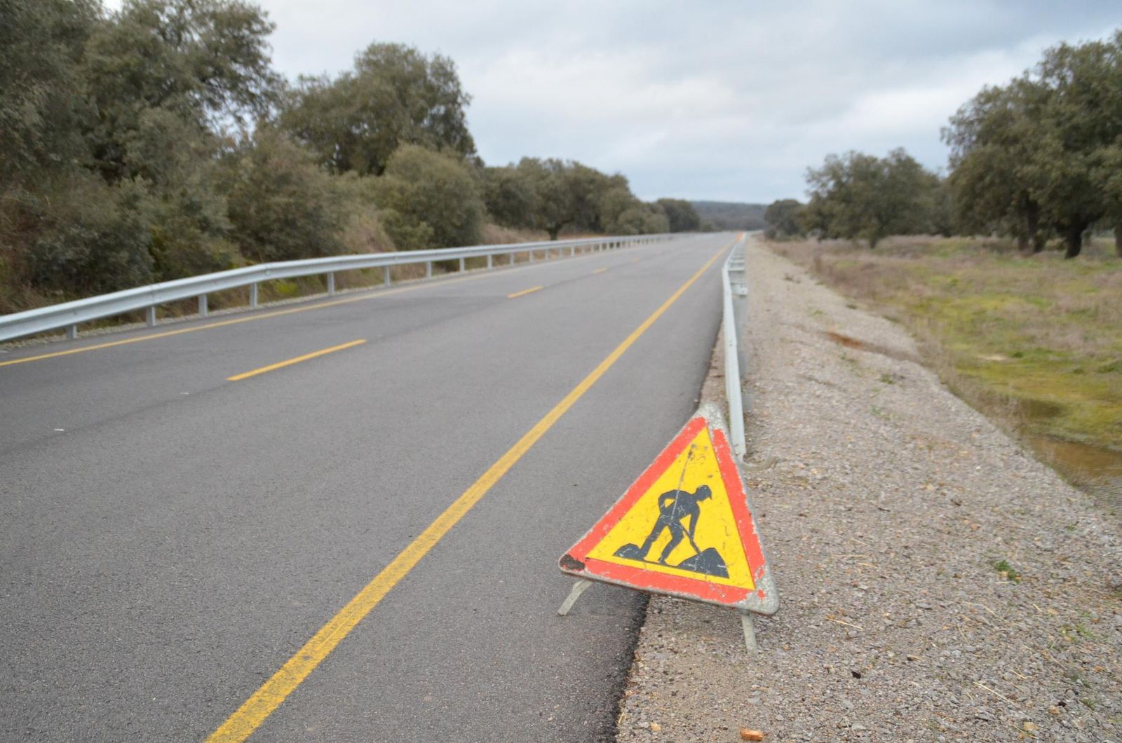 Obras en una carretera de Villanueva de Córdoba.