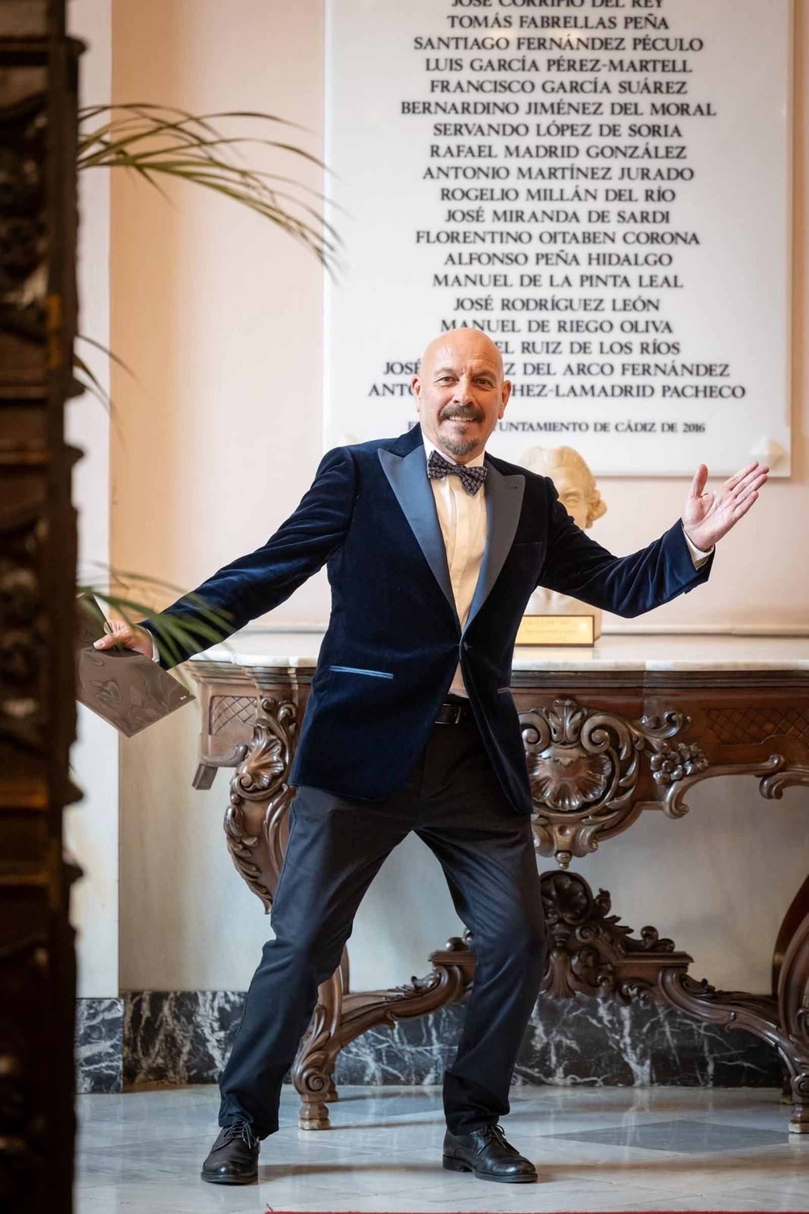 Javier Ruibal, antes de entrar en el Salón de Plenos del Ayuntamiento de Cádiz.