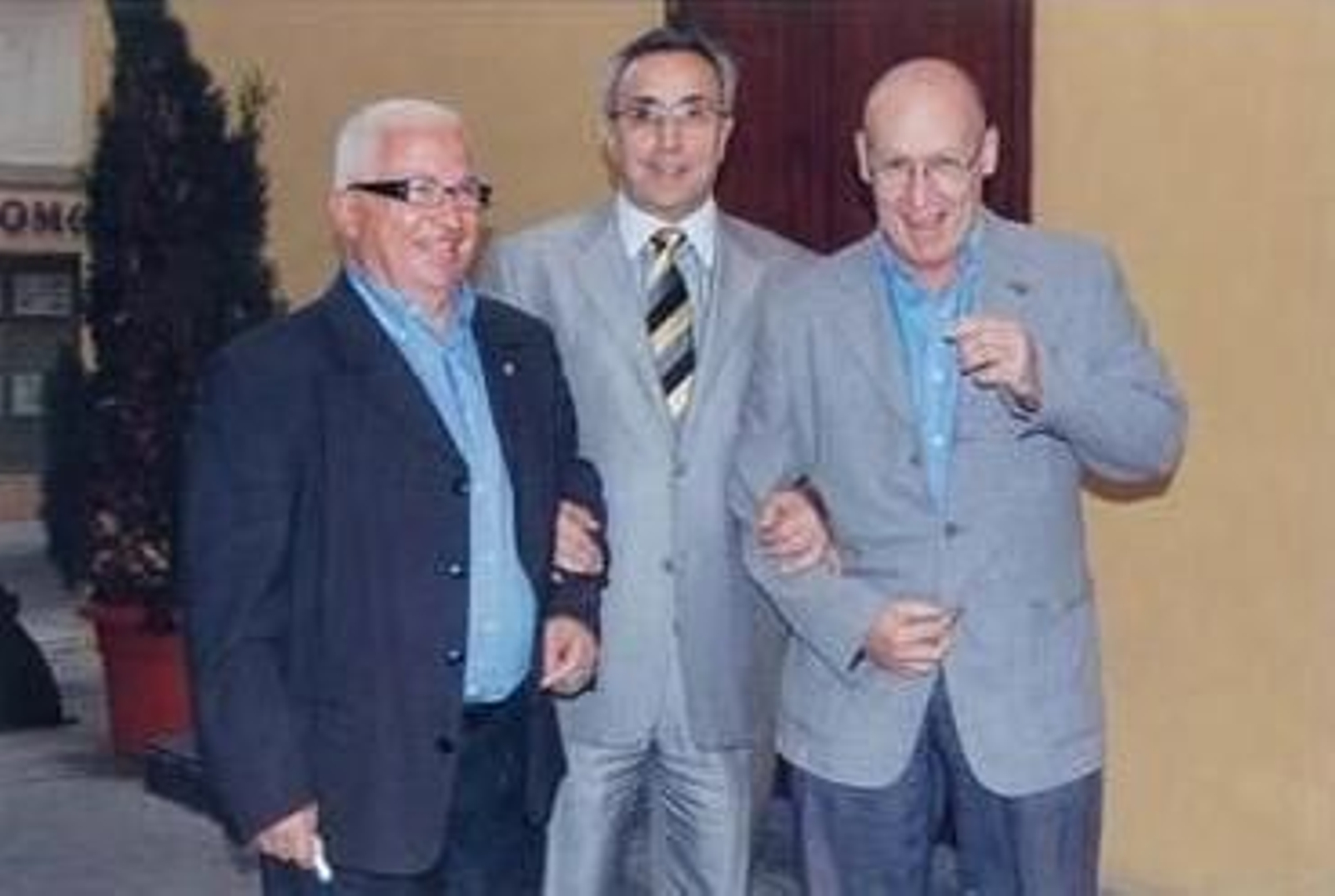 González, junto al presidente del COE y el presidente de la Federación Andaluza de Judo. González, junto al presidente del COE y el presidente de la Federación Andaluza de Judo.