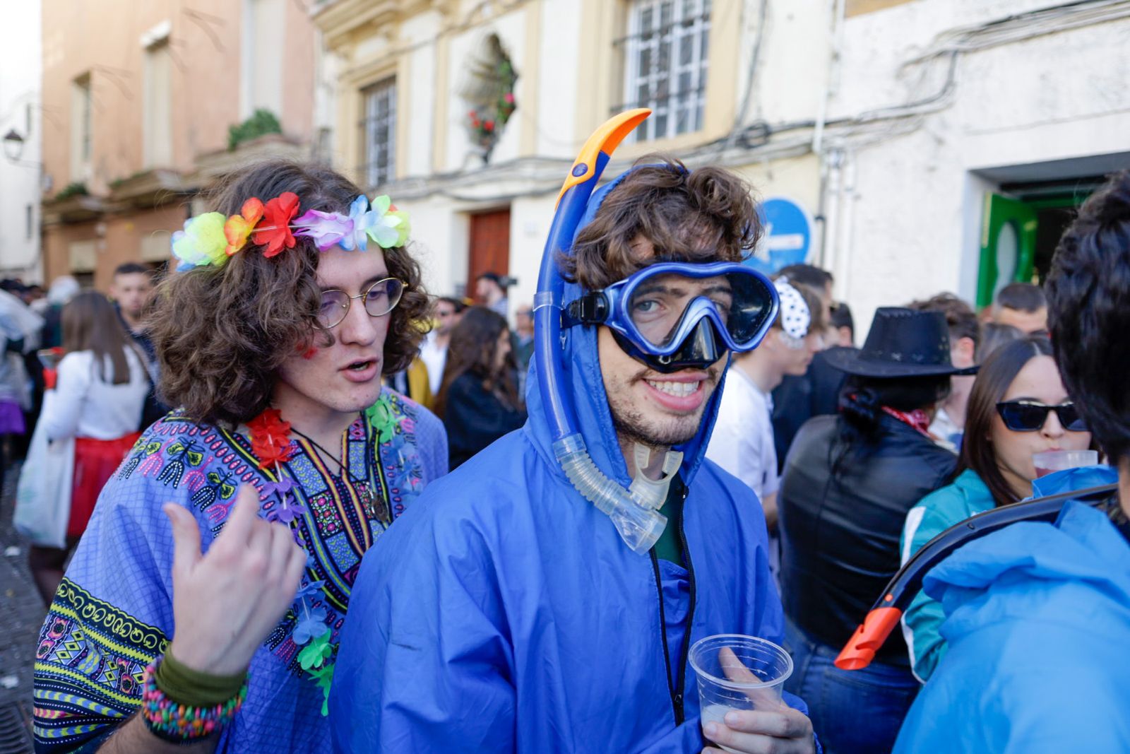 Así vive Cádiz su primer sábado de Carnaval: las imágenes de las batallas de copla y la fiesta en la calle