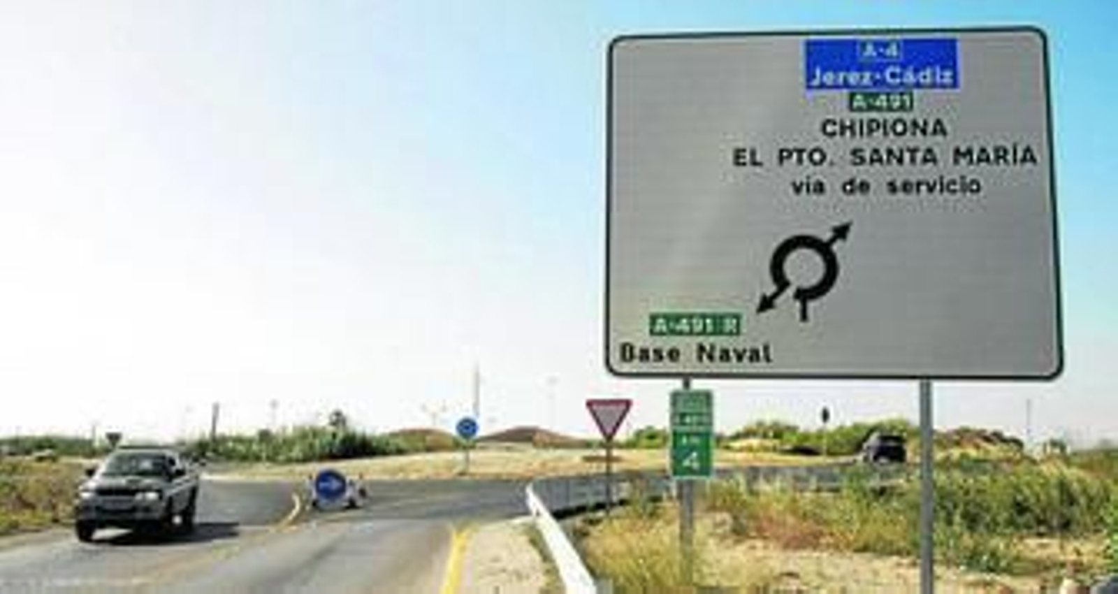 Una de las nuevas rotondas que forman parte del enlace de Fuentebravía, con la señalización ya instalada aunque a falta de la capa de rodadura.