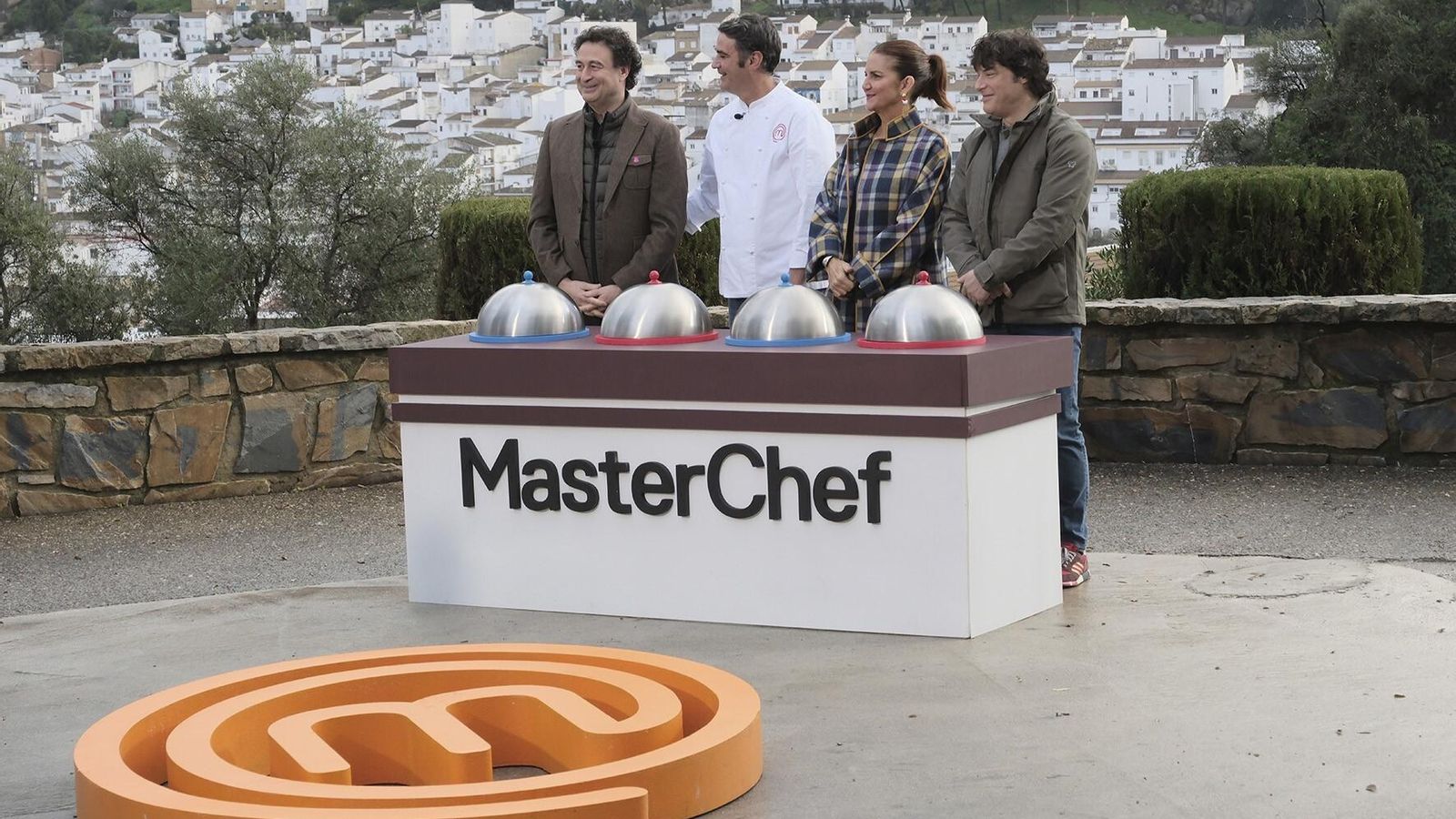 El jurado de 'MasterChef' con el diestro Jesulín de Ubrique y su pueblo al fondo