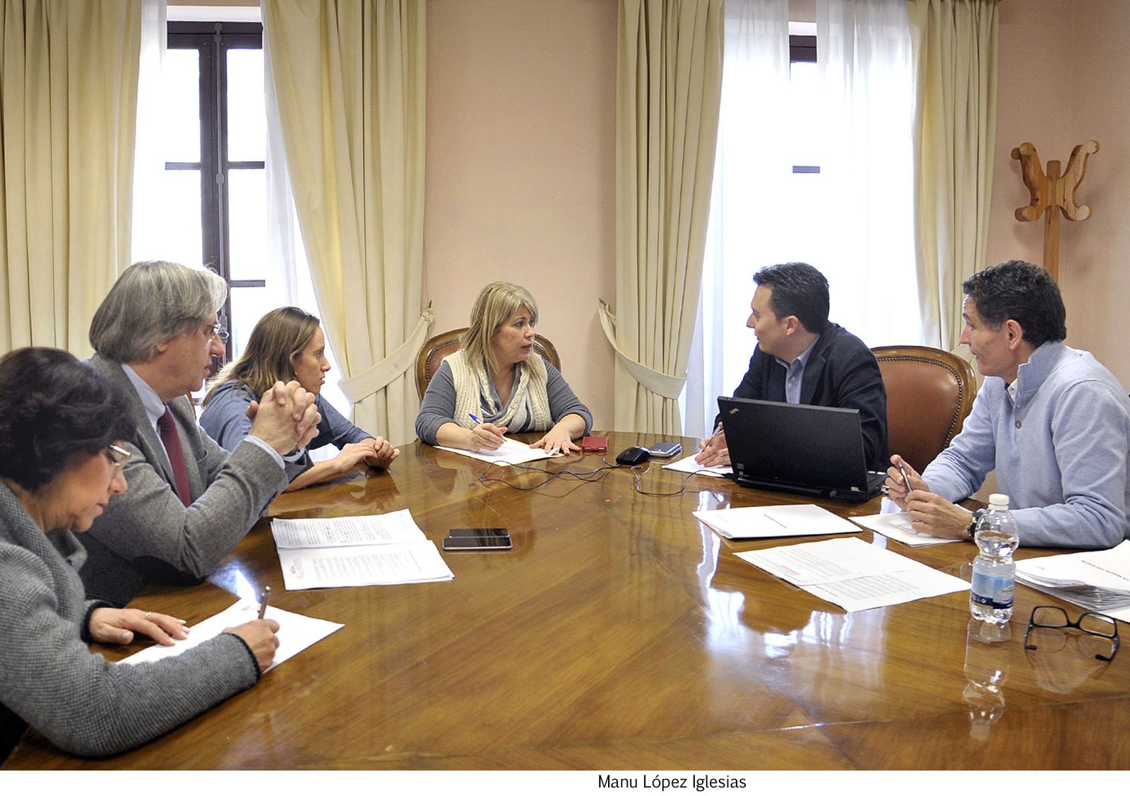 Imagen de una reunión de la junta de gobierno local.